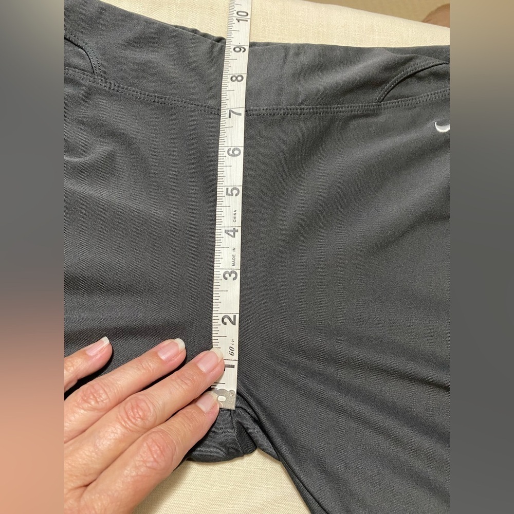 Nike Fit Dry Black Cropped Workout Pants in Size Medium. - Picture 7 of 9